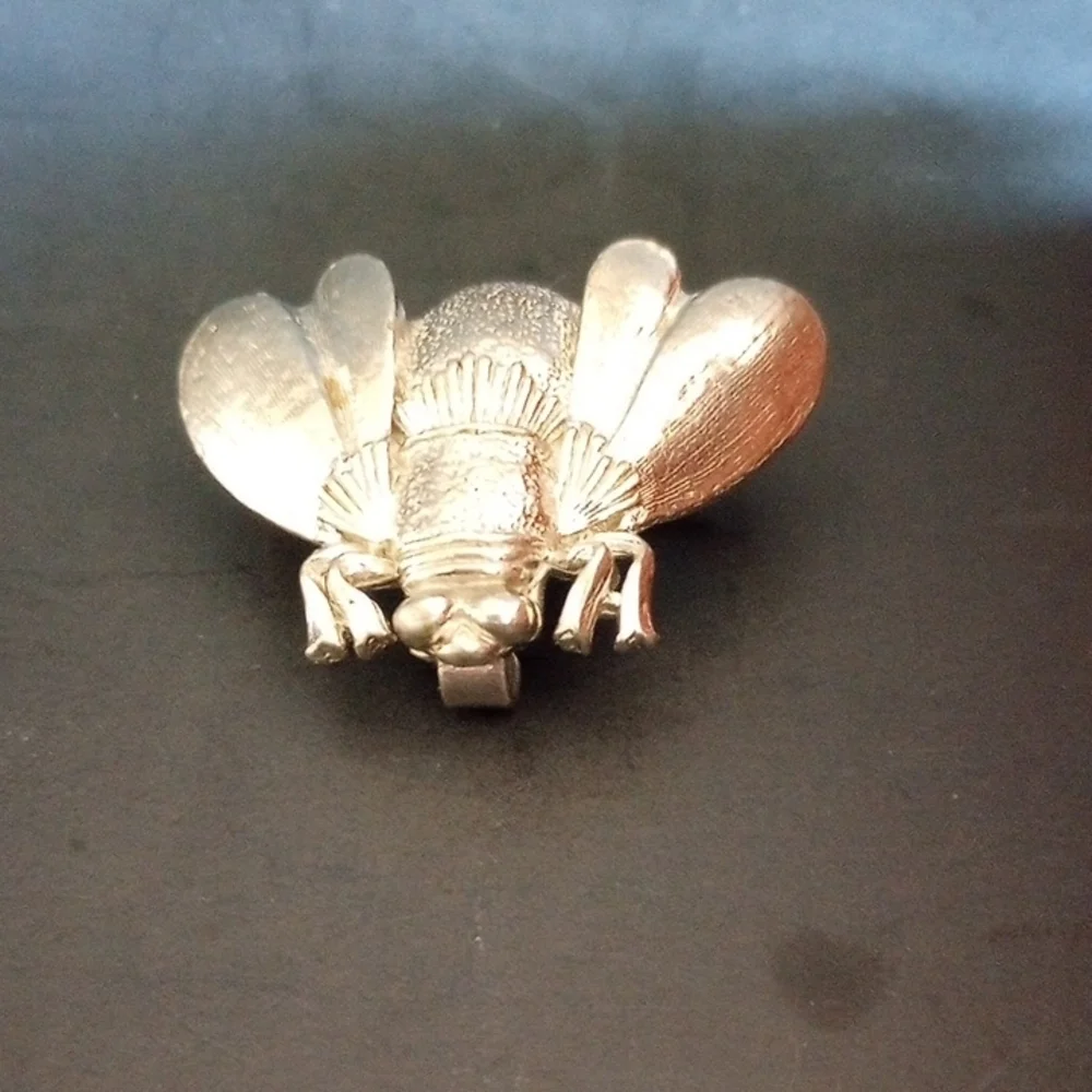 ADORABLE VINTAGE BEE SCARF PIN PENDANT SIGNED 1975 MIMI HALLMARKS